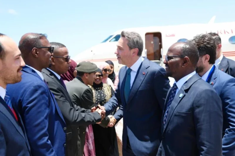 Minister welcoming Turkish delegation