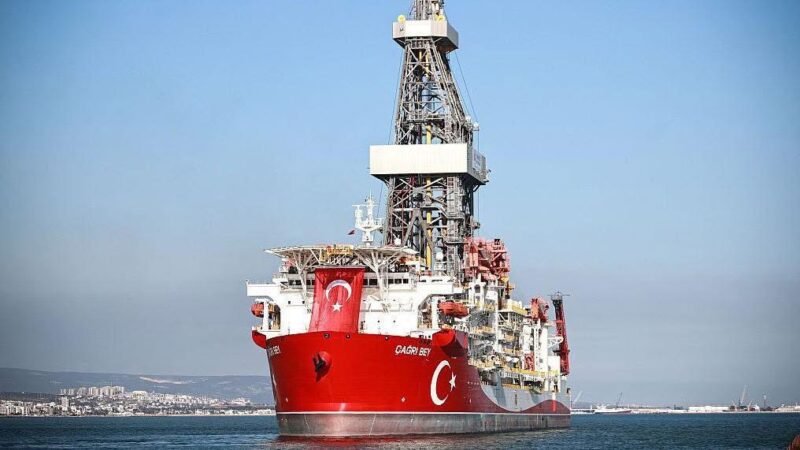 Ship Turkiye oil drill