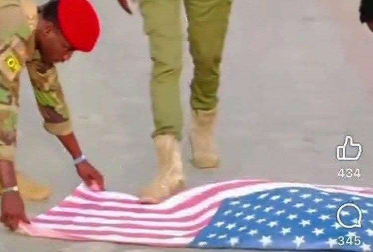 Somali Soldiers USA flag2 incident2